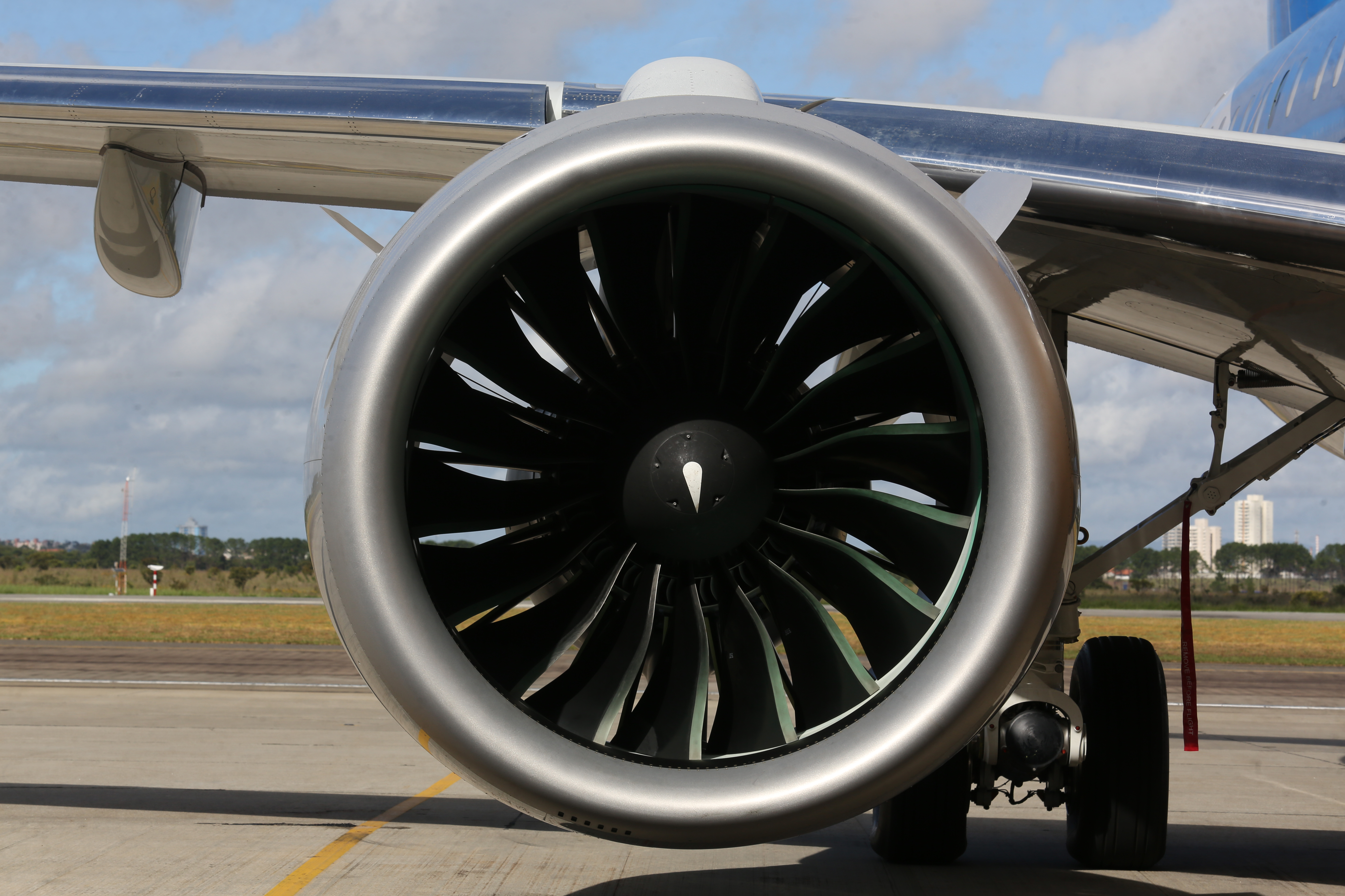 E195-E2_CORPORATE_LIVERY_FIRST_FLIGHT__25_.JPG (1)